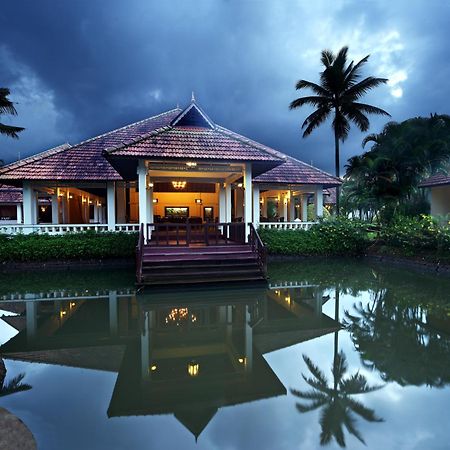อาบัด วิสเพอริ่ง ปาล์มส์ คุมาราคม Hotel ภายนอก รูปภาพ