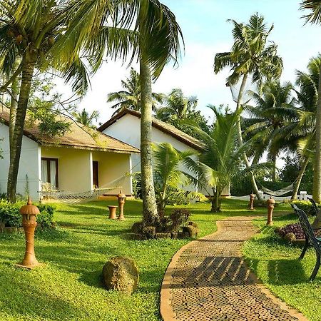 อาบัด วิสเพอริ่ง ปาล์มส์ คุมาราคม Hotel ภายนอก รูปภาพ
