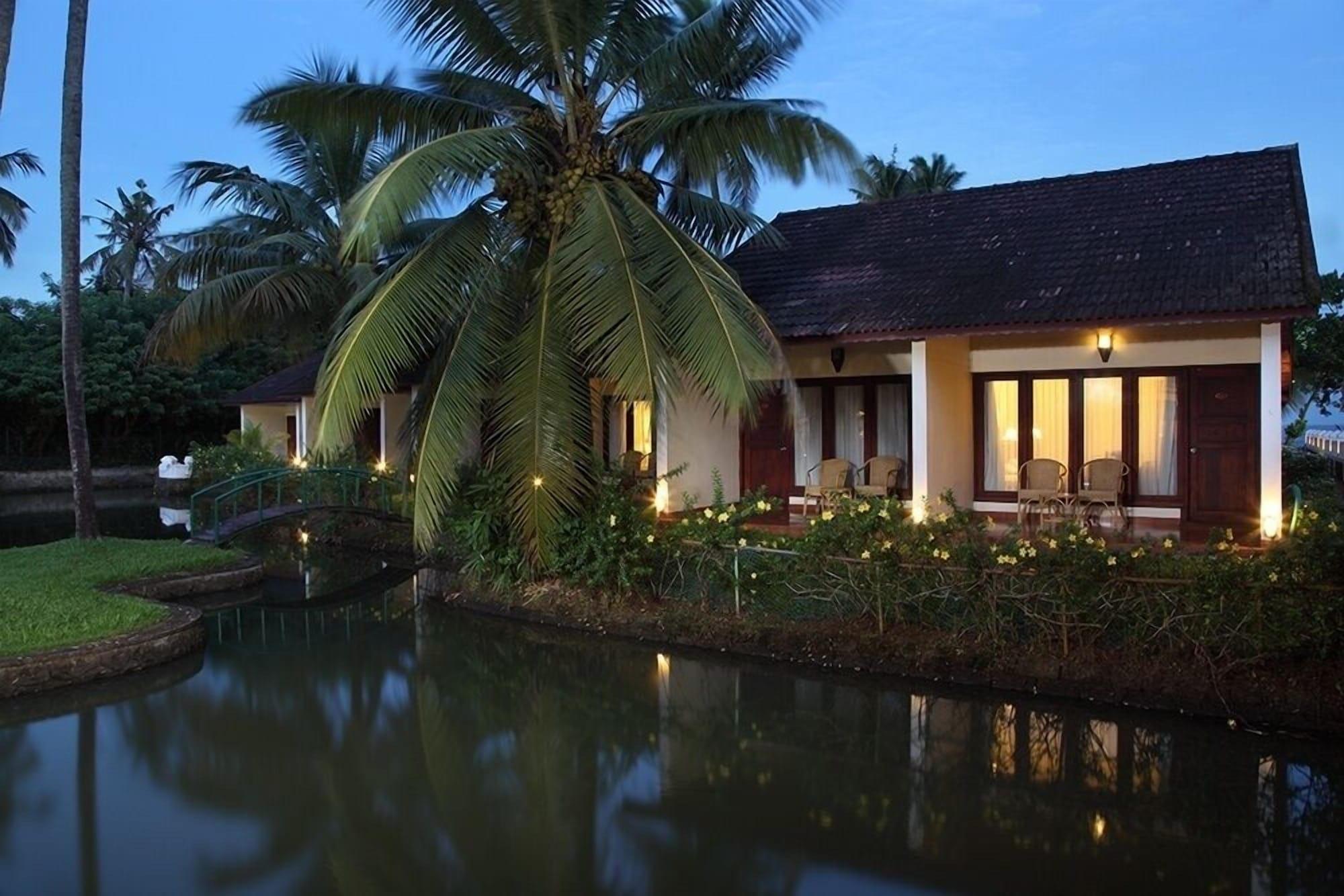 อาบัด วิสเพอริ่ง ปาล์มส์ คุมาราคม Hotel ภายนอก รูปภาพ