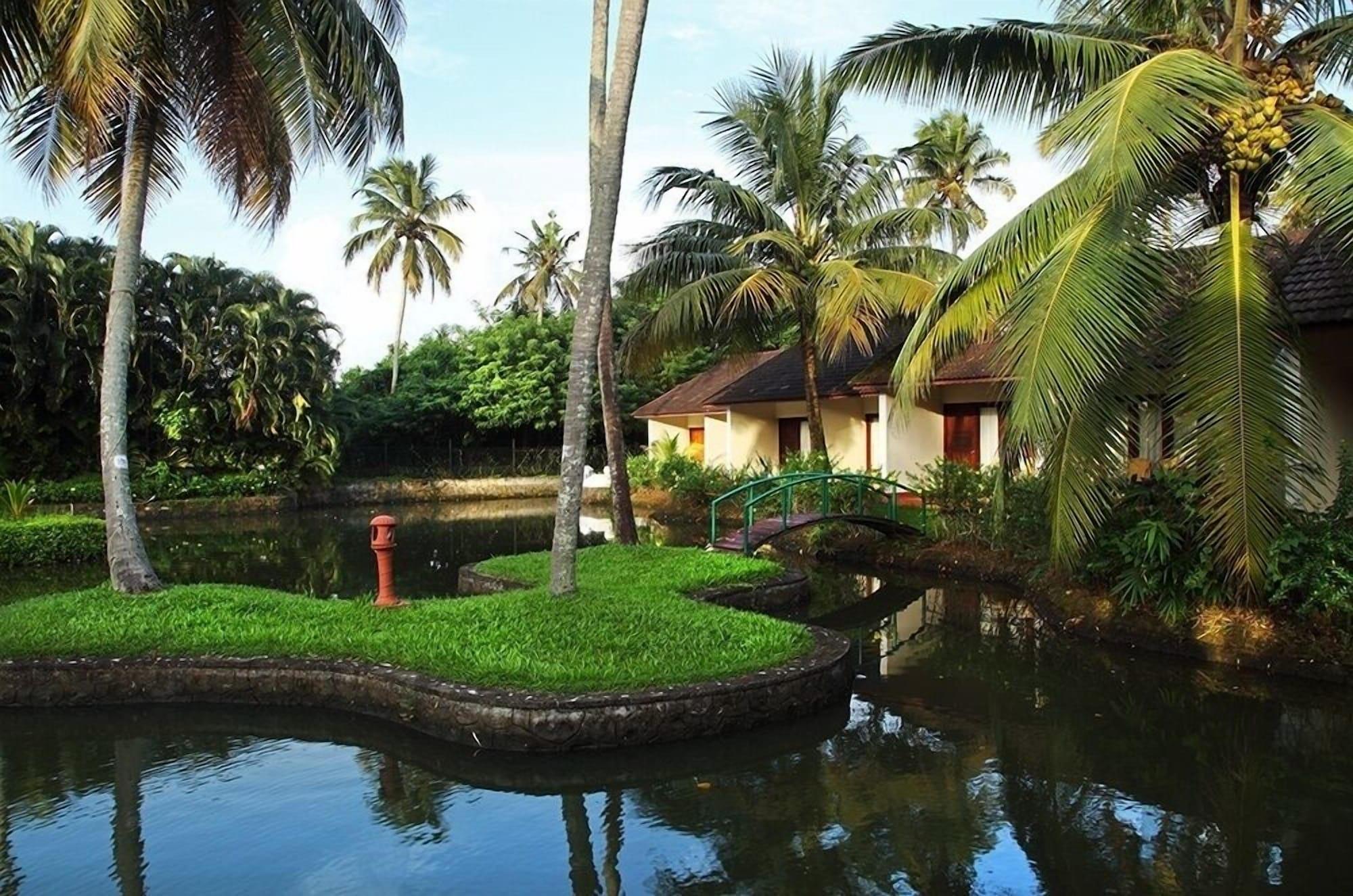 อาบัด วิสเพอริ่ง ปาล์มส์ คุมาราคม Hotel ภายนอก รูปภาพ