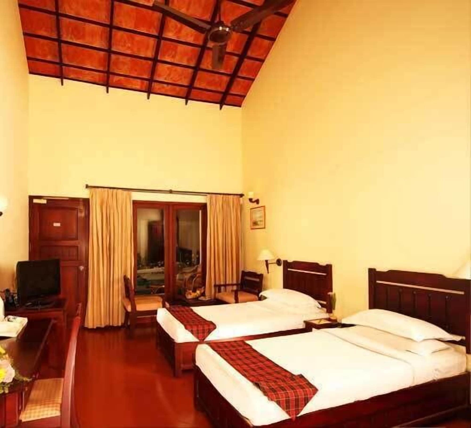 อาบัด วิสเพอริ่ง ปาล์มส์ คุมาราคม Hotel ภายนอก รูปภาพ
