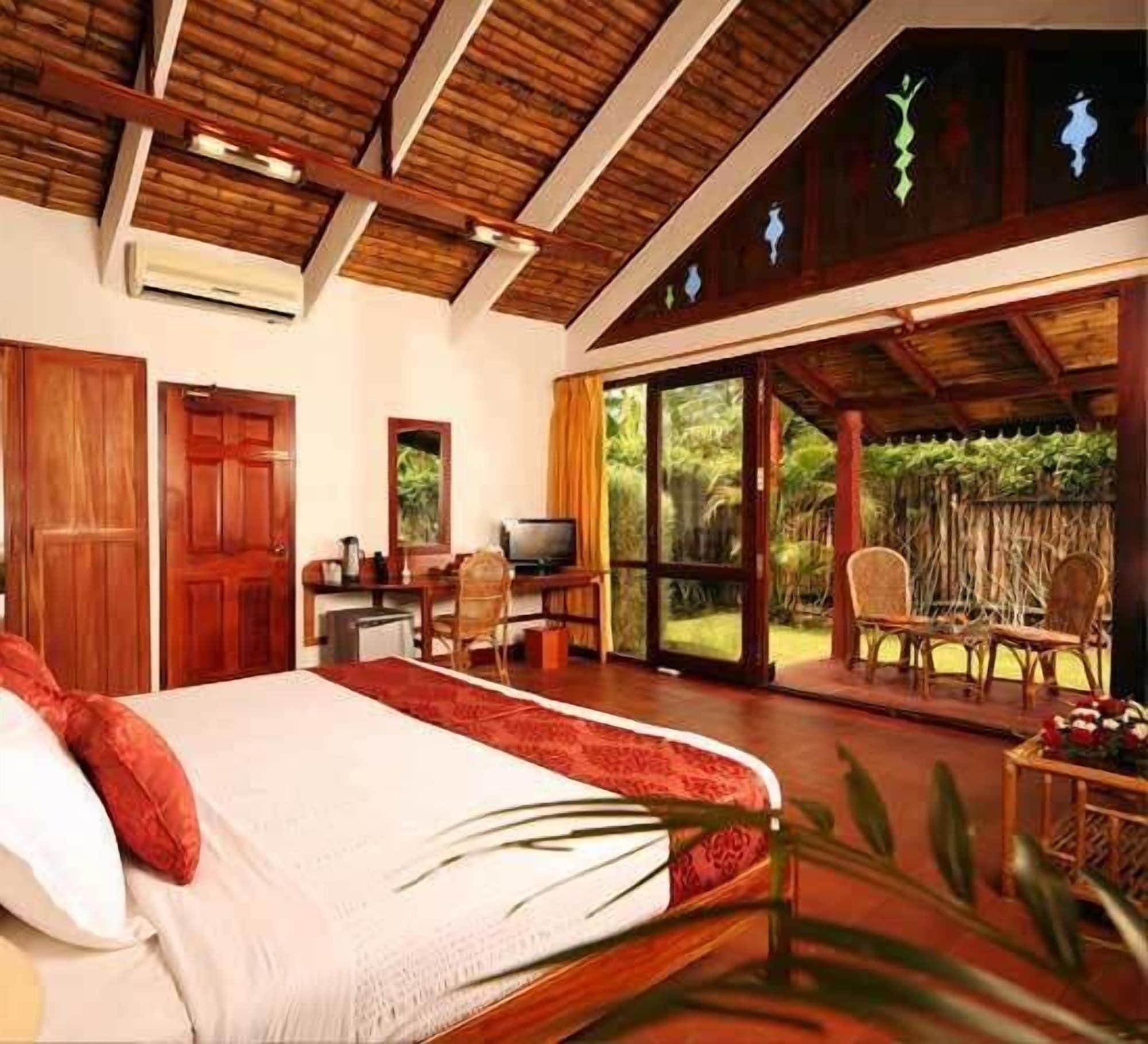 อาบัด วิสเพอริ่ง ปาล์มส์ คุมาราคม Hotel ภายนอก รูปภาพ