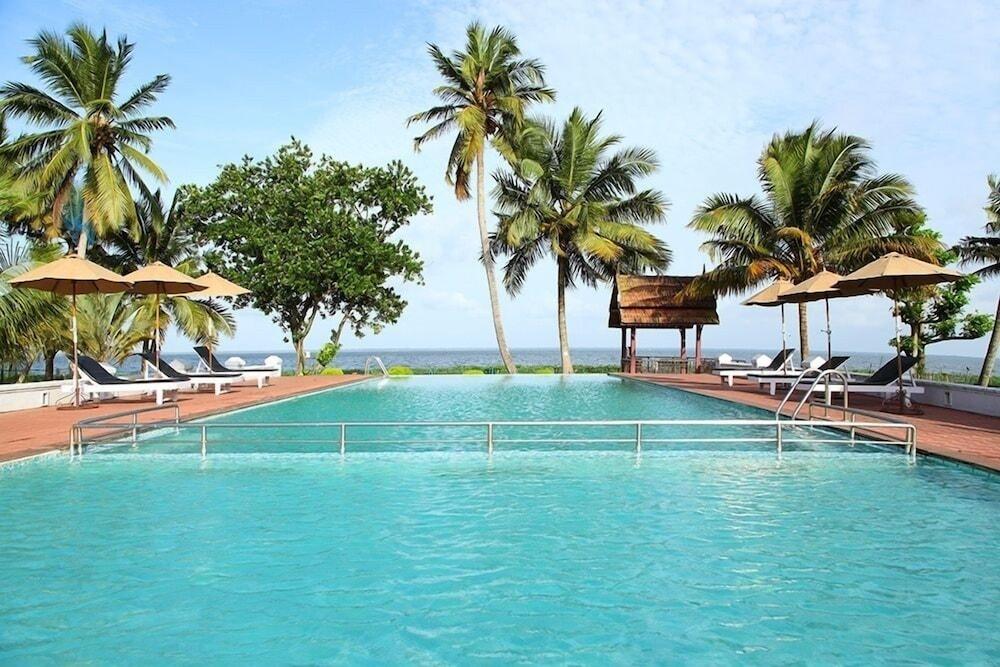อาบัด วิสเพอริ่ง ปาล์มส์ คุมาราคม Hotel ภายนอก รูปภาพ
