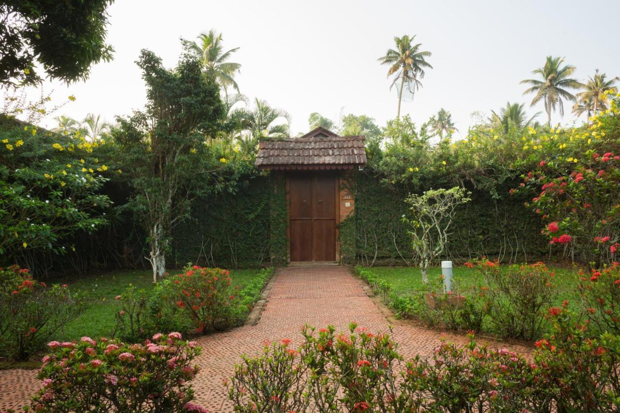 อาบัด วิสเพอริ่ง ปาล์มส์ คุมาราคม Hotel ภายนอก รูปภาพ