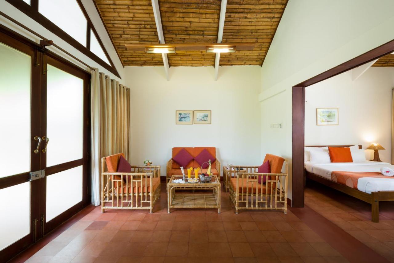 อาบัด วิสเพอริ่ง ปาล์มส์ คุมาราคม Hotel ภายนอก รูปภาพ