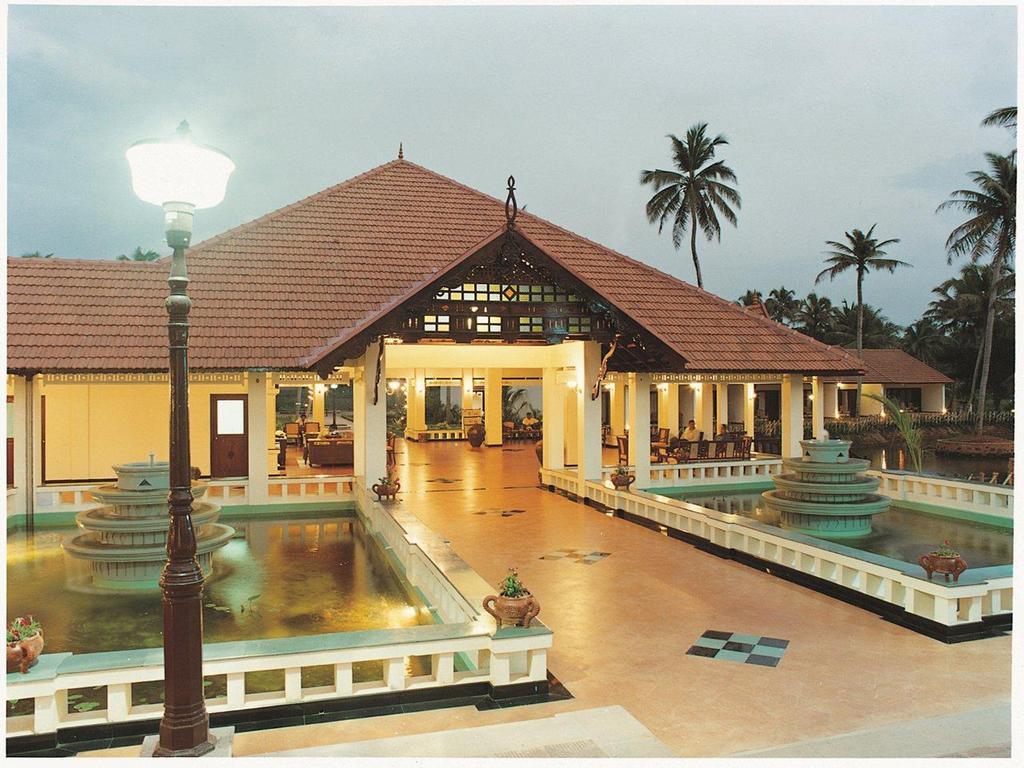 อาบัด วิสเพอริ่ง ปาล์มส์ คุมาราคม Hotel ภายนอก รูปภาพ