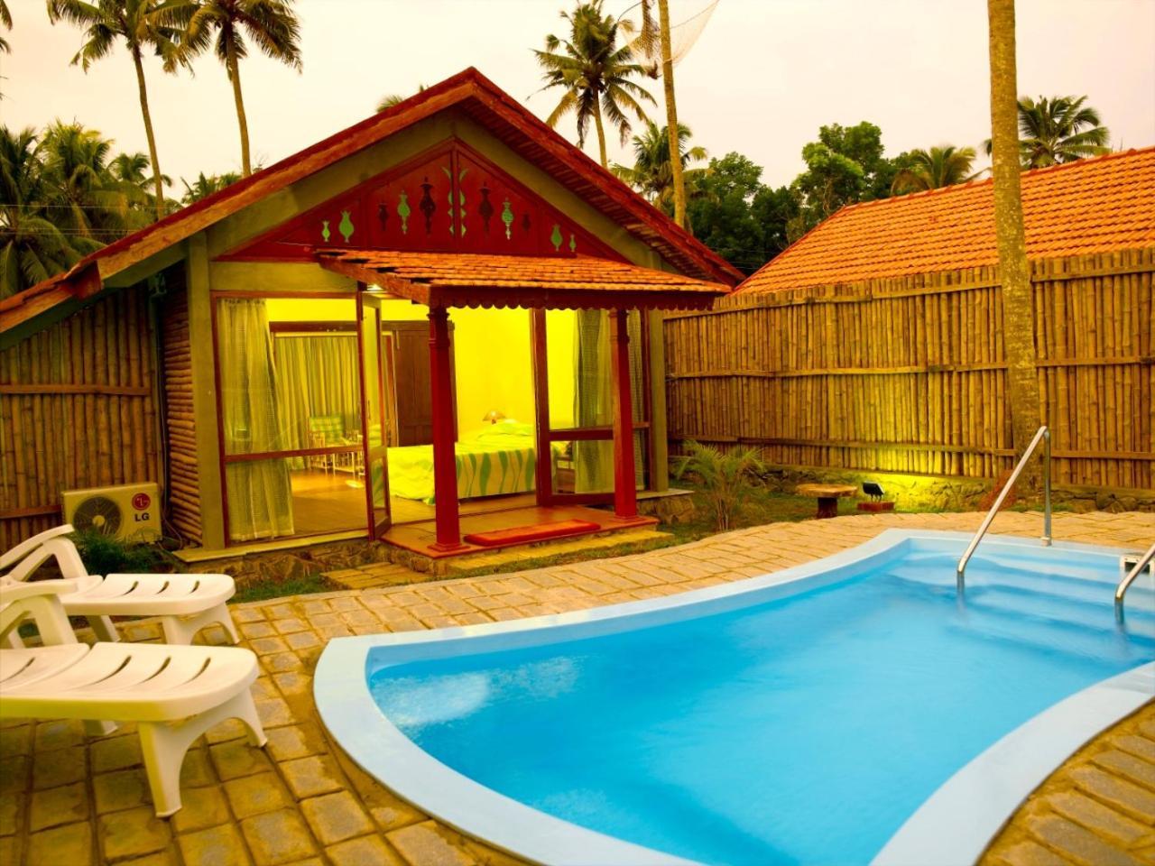 อาบัด วิสเพอริ่ง ปาล์มส์ คุมาราคม Hotel ภายนอก รูปภาพ