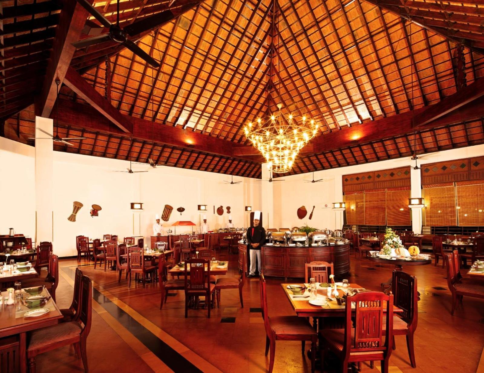 อาบัด วิสเพอริ่ง ปาล์มส์ คุมาราคม Hotel ภายนอก รูปภาพ