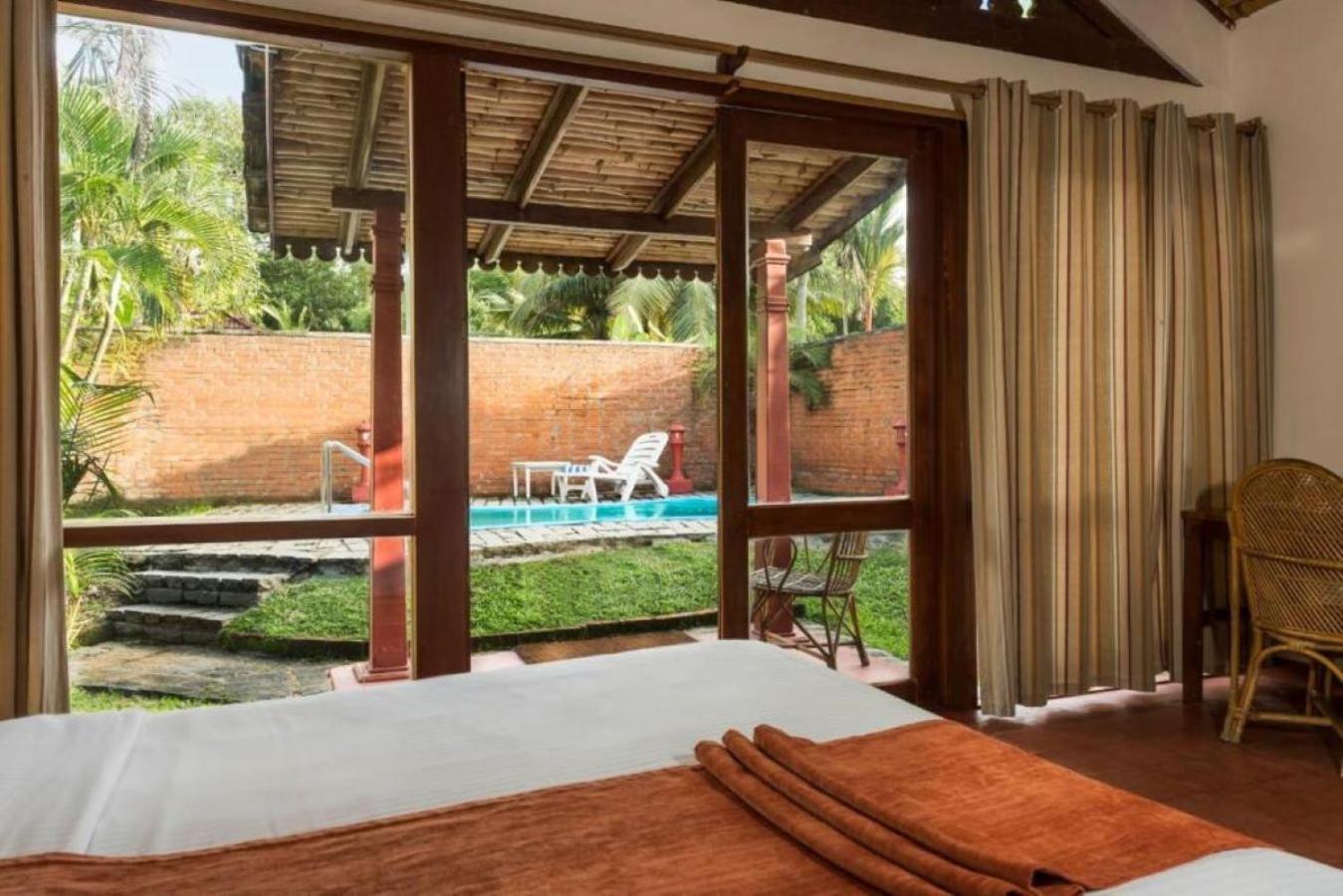 อาบัด วิสเพอริ่ง ปาล์มส์ คุมาราคม Hotel ภายนอก รูปภาพ