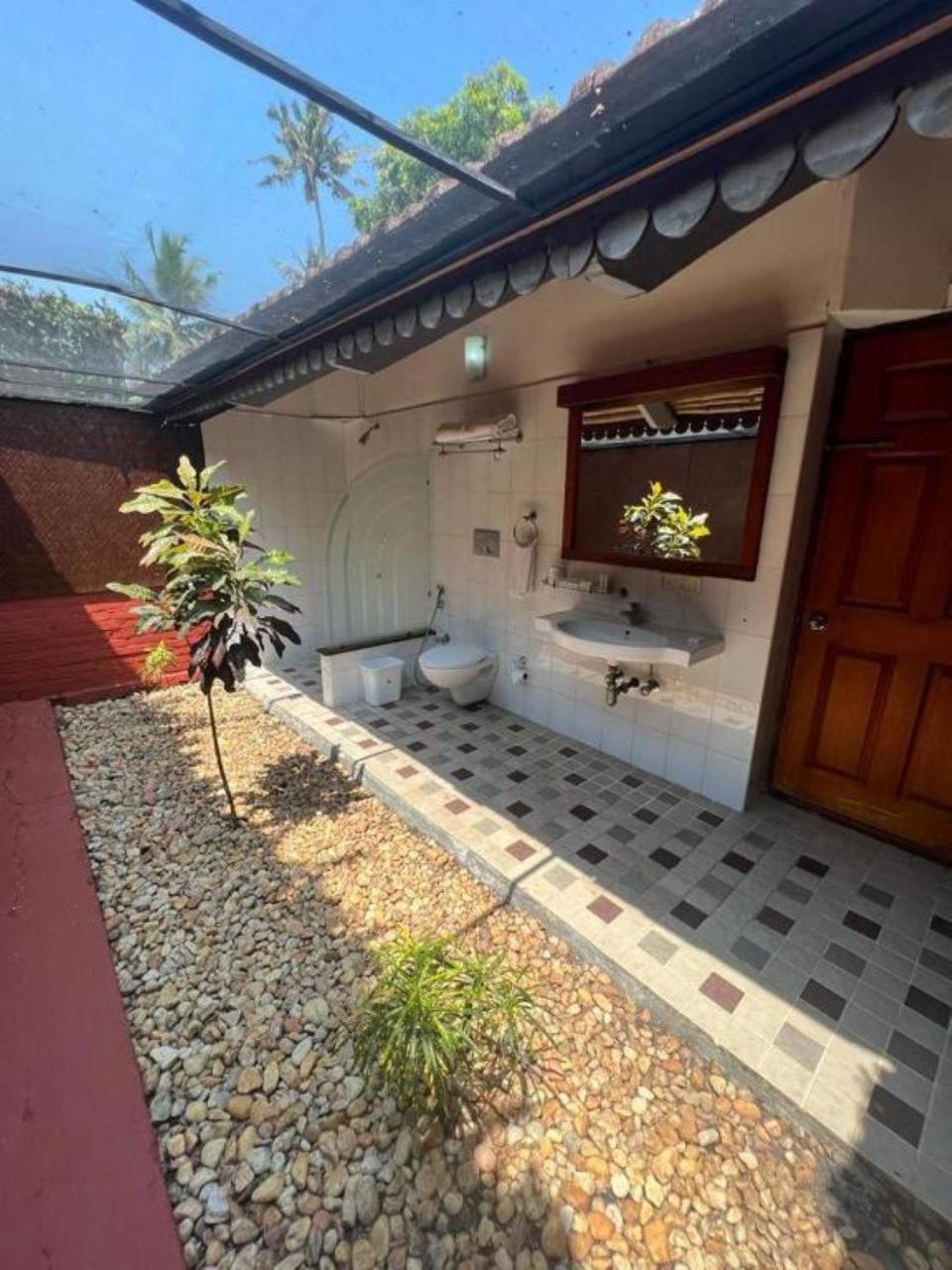 อาบัด วิสเพอริ่ง ปาล์มส์ คุมาราคม Hotel ภายนอก รูปภาพ