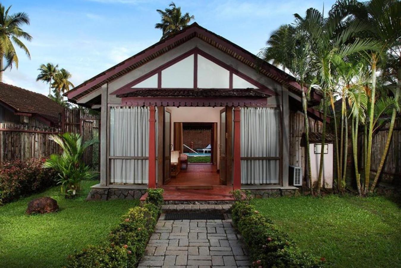 อาบัด วิสเพอริ่ง ปาล์มส์ คุมาราคม Hotel ภายนอก รูปภาพ