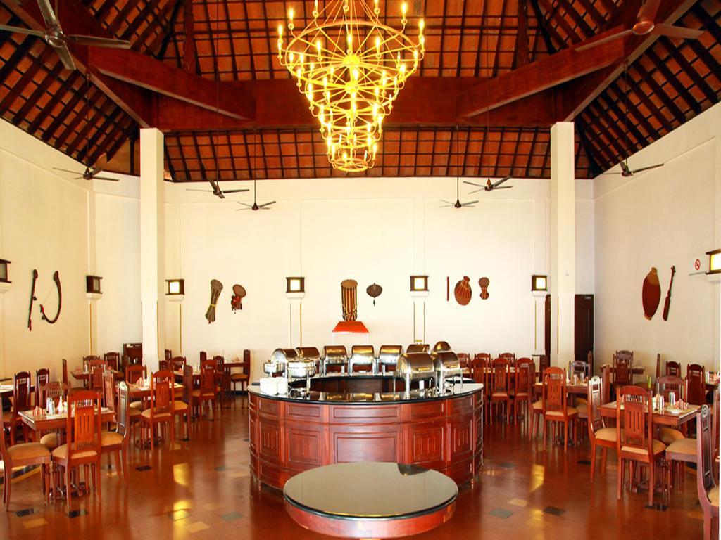 อาบัด วิสเพอริ่ง ปาล์มส์ คุมาราคม Hotel ภายนอก รูปภาพ