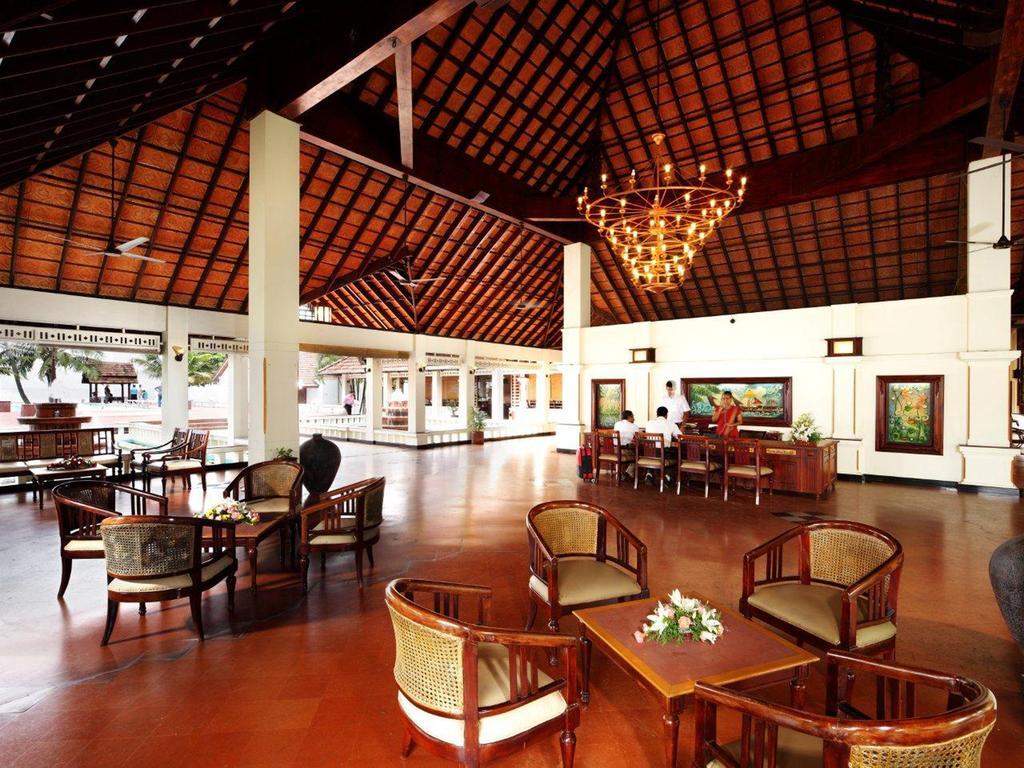 อาบัด วิสเพอริ่ง ปาล์มส์ คุมาราคม Hotel ภายนอก รูปภาพ