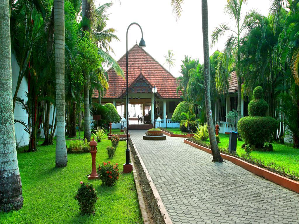 อาบัด วิสเพอริ่ง ปาล์มส์ คุมาราคม Hotel ภายนอก รูปภาพ