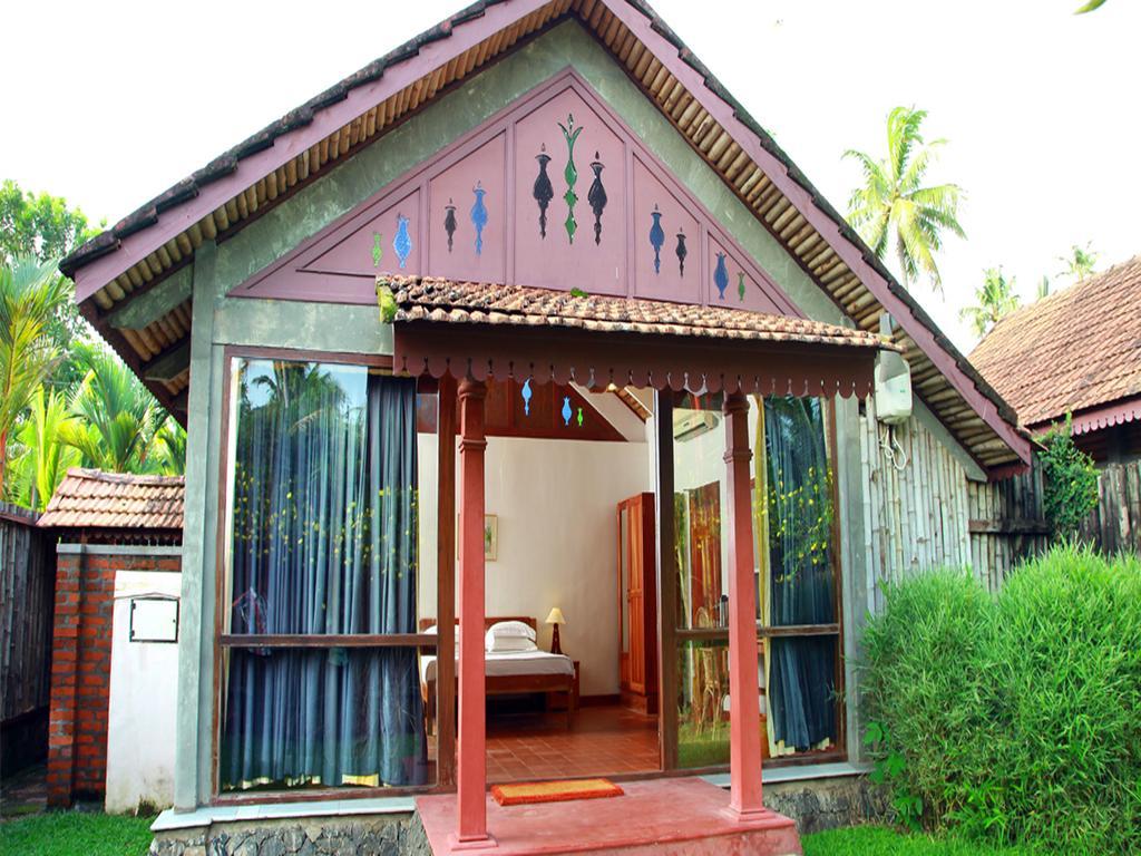 อาบัด วิสเพอริ่ง ปาล์มส์ คุมาราคม Hotel ภายนอก รูปภาพ