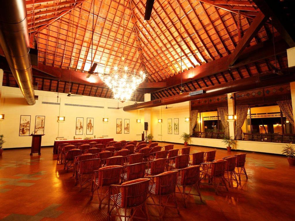 อาบัด วิสเพอริ่ง ปาล์มส์ คุมาราคม Hotel ภายนอก รูปภาพ