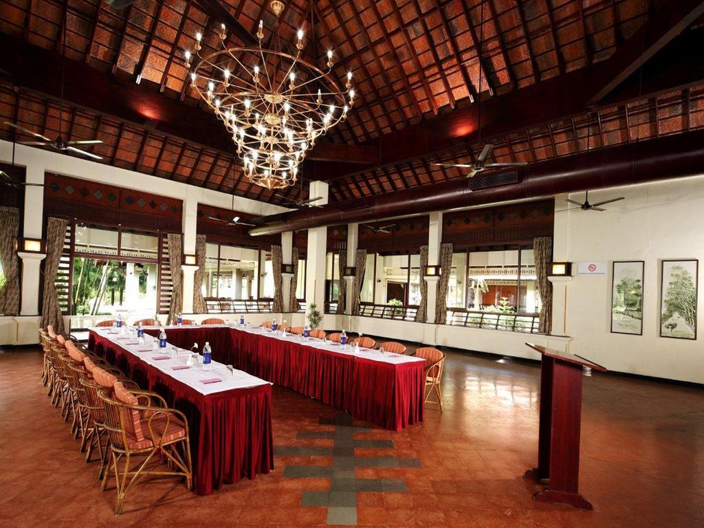 อาบัด วิสเพอริ่ง ปาล์มส์ คุมาราคม Hotel ภายนอก รูปภาพ