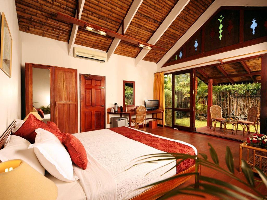 อาบัด วิสเพอริ่ง ปาล์มส์ คุมาราคม Hotel ภายนอก รูปภาพ