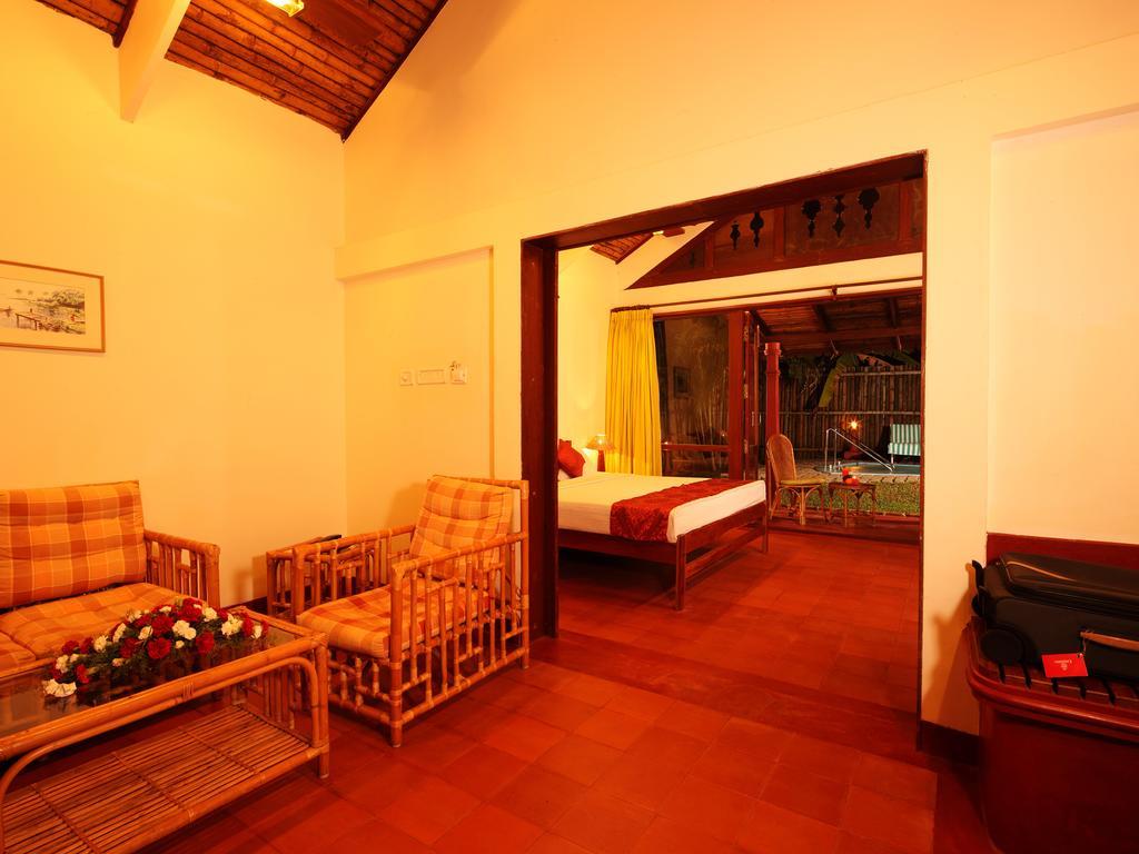 อาบัด วิสเพอริ่ง ปาล์มส์ คุมาราคม Hotel ภายนอก รูปภาพ