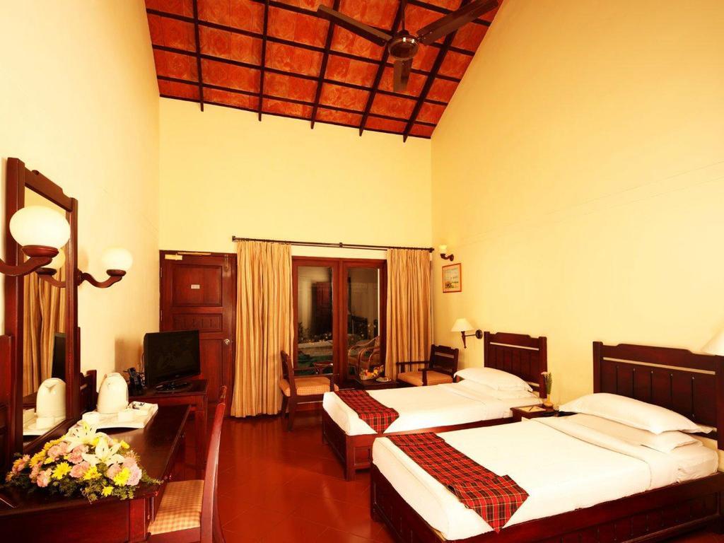 อาบัด วิสเพอริ่ง ปาล์มส์ คุมาราคม Hotel ภายนอก รูปภาพ