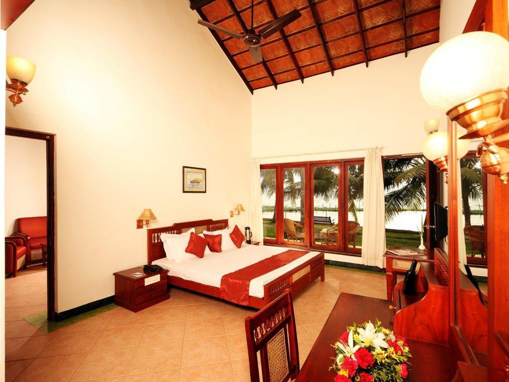 อาบัด วิสเพอริ่ง ปาล์มส์ คุมาราคม Hotel ภายนอก รูปภาพ