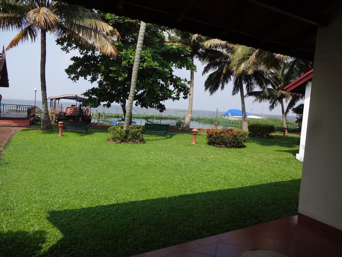 อาบัด วิสเพอริ่ง ปาล์มส์ คุมาราคม Hotel ภายนอก รูปภาพ