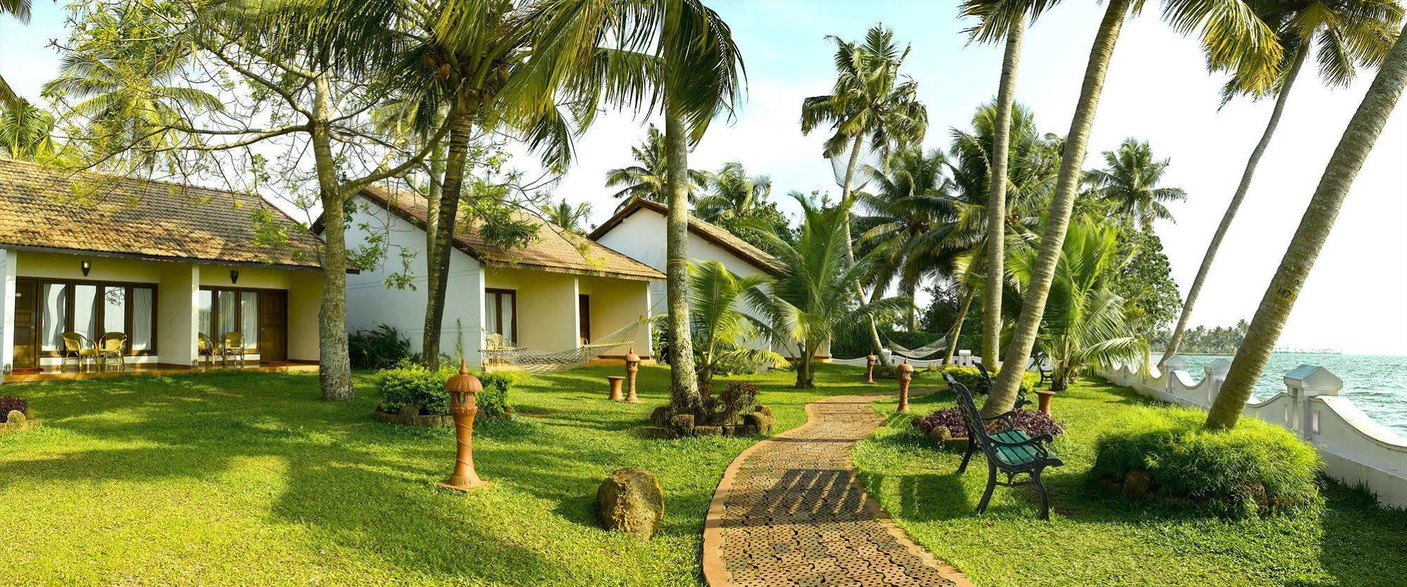 อาบัด วิสเพอริ่ง ปาล์มส์ คุมาราคม Hotel ภายนอก รูปภาพ