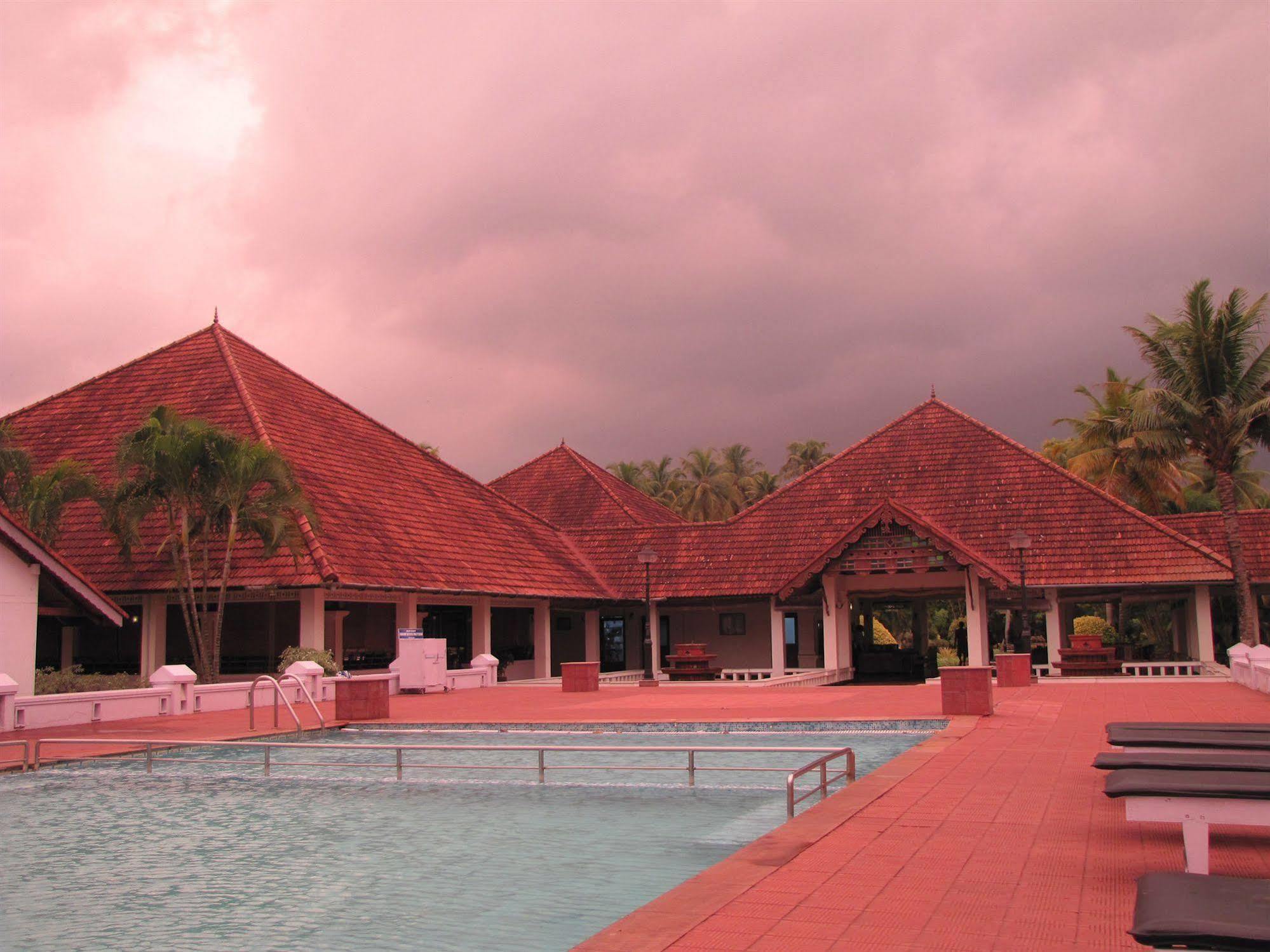 อาบัด วิสเพอริ่ง ปาล์มส์ คุมาราคม Hotel ภายนอก รูปภาพ