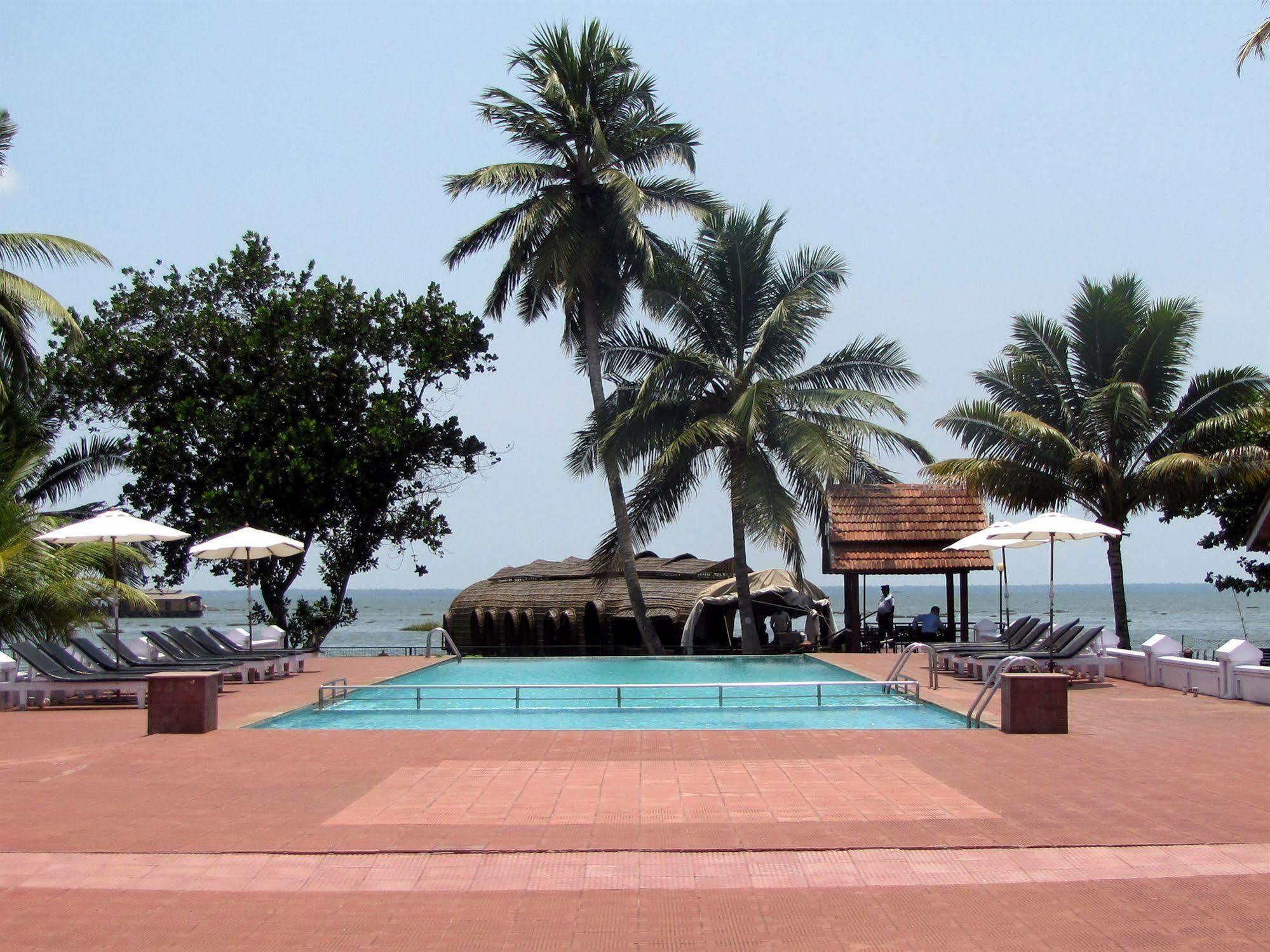 อาบัด วิสเพอริ่ง ปาล์มส์ คุมาราคม Hotel ภายนอก รูปภาพ