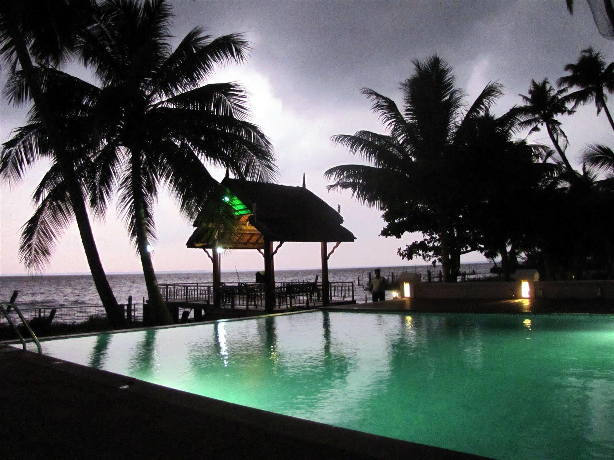 อาบัด วิสเพอริ่ง ปาล์มส์ คุมาราคม Hotel ภายนอก รูปภาพ