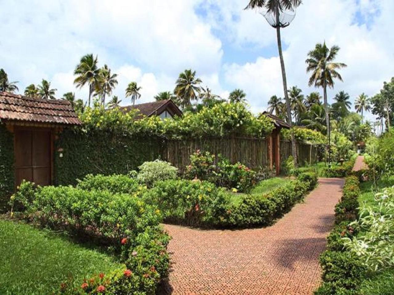 อาบัด วิสเพอริ่ง ปาล์มส์ คุมาราคม Hotel ภายนอก รูปภาพ