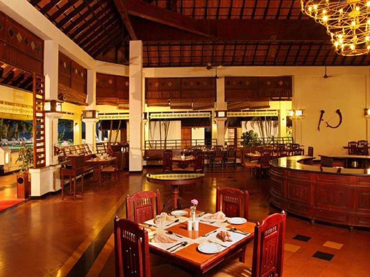 อาบัด วิสเพอริ่ง ปาล์มส์ คุมาราคม Hotel ภายนอก รูปภาพ
