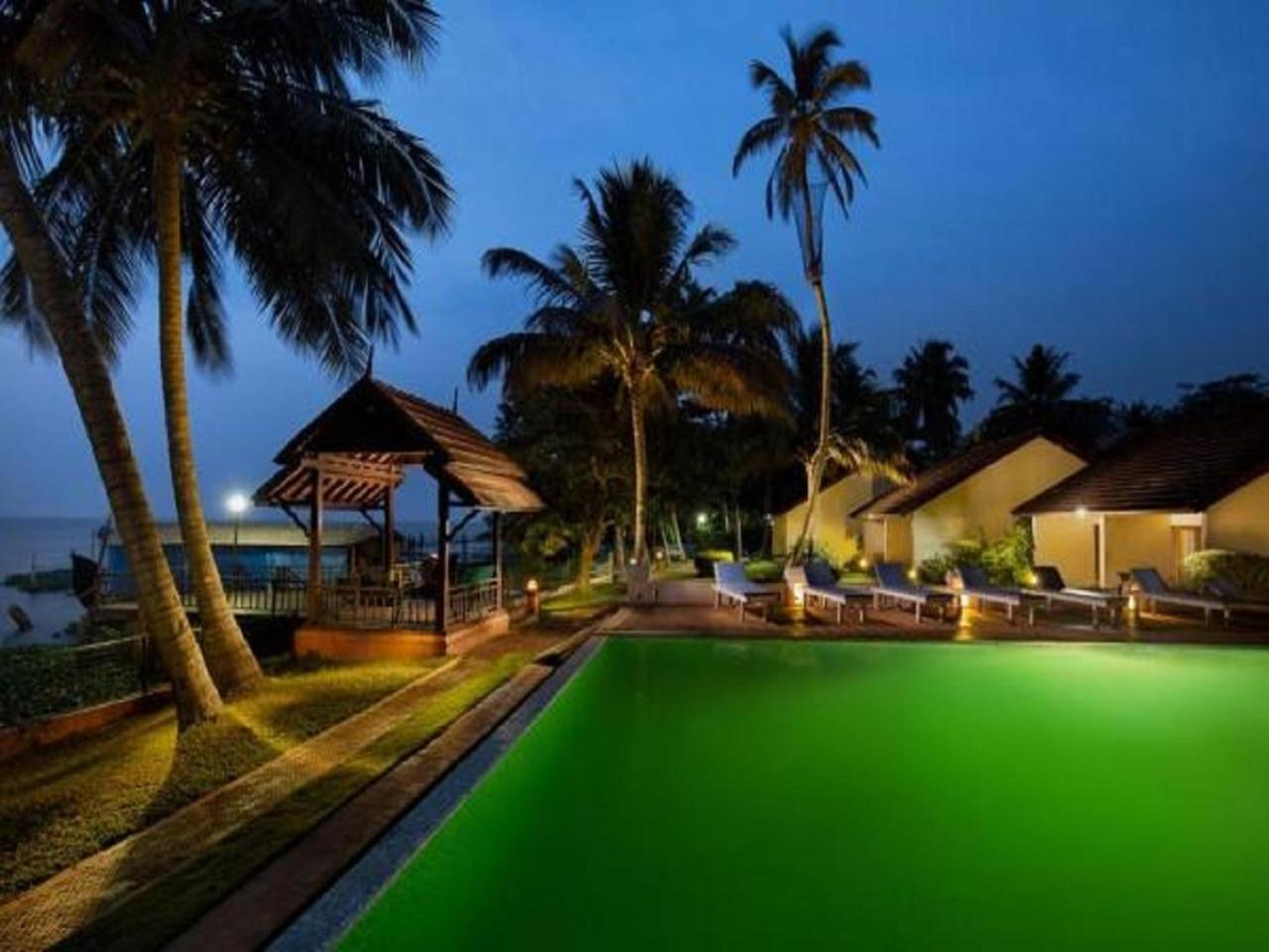 อาบัด วิสเพอริ่ง ปาล์มส์ คุมาราคม Hotel ภายนอก รูปภาพ